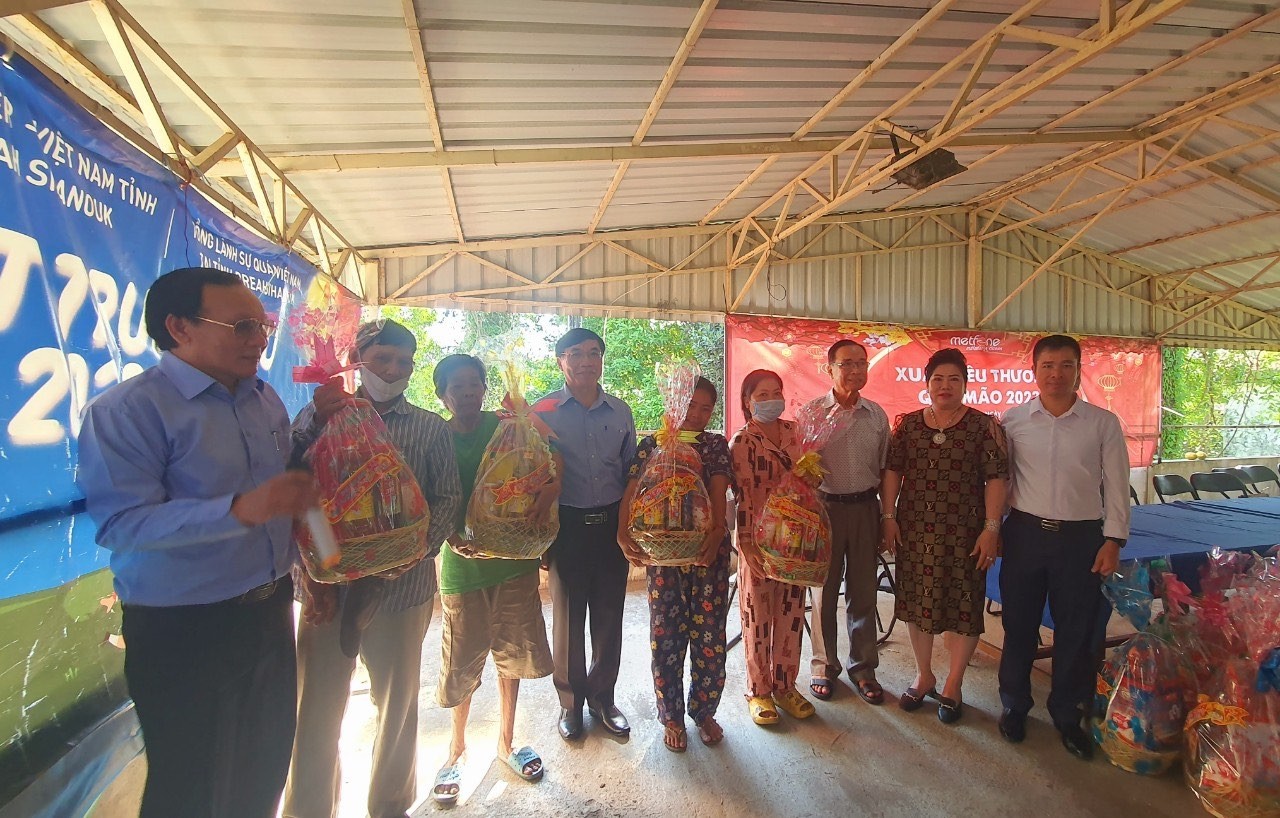 Entregan regalos a los coterráneos en la provincia camboyana de Preah Sihanouk con motivo del Año Nuevo Lunar 2023.