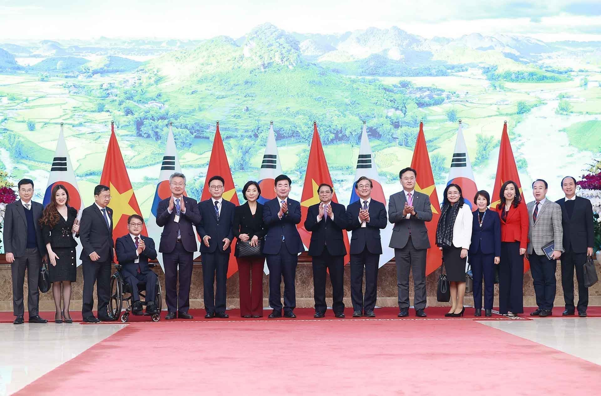 Thủ tướng Phạm Minh Chính và Chủ tịch Quốc hội Hàn Quốc Kim Jin Pyo cùng thành viên đoàn hai nước. (Nguồn: TTXVN)
