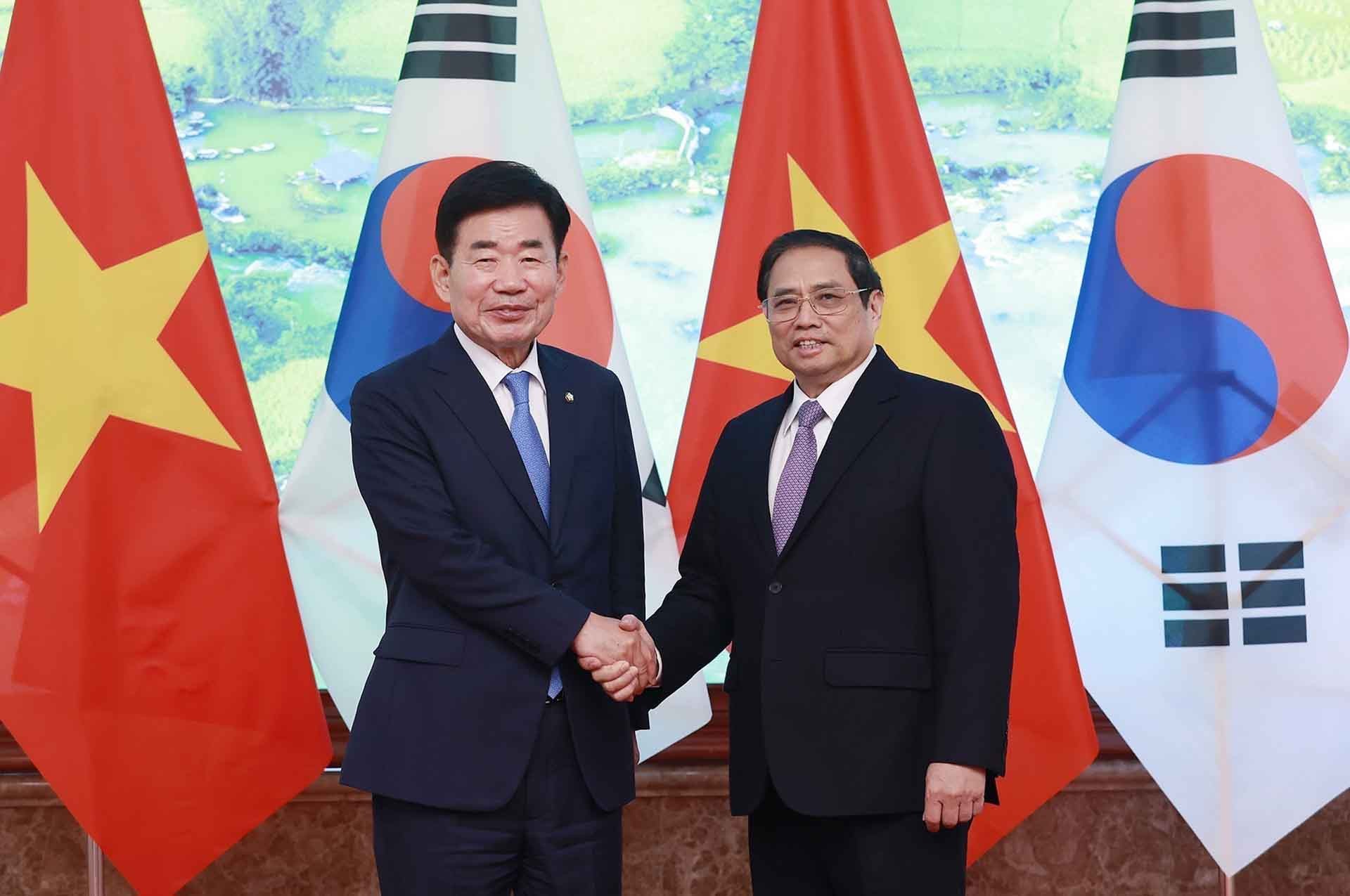 Thủ tướng Phạm Minh Chính và Chủ tịch Quốc hội Hàn Quốc Kim Jin Pyo. (Nguồn: TTXVN)