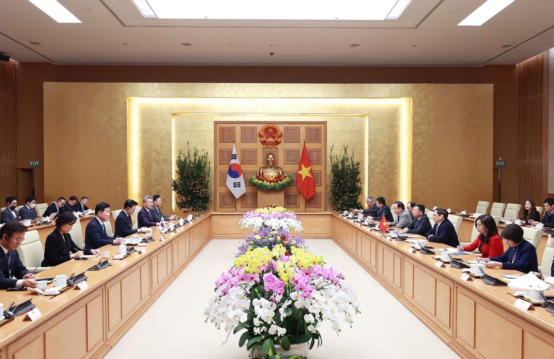 Thủ tướng Phạm Minh Chính hội kiến Chủ tịch Quốc hội Hàn Quốc Kim Jin Pyo. (Nguồn: TTXVN)