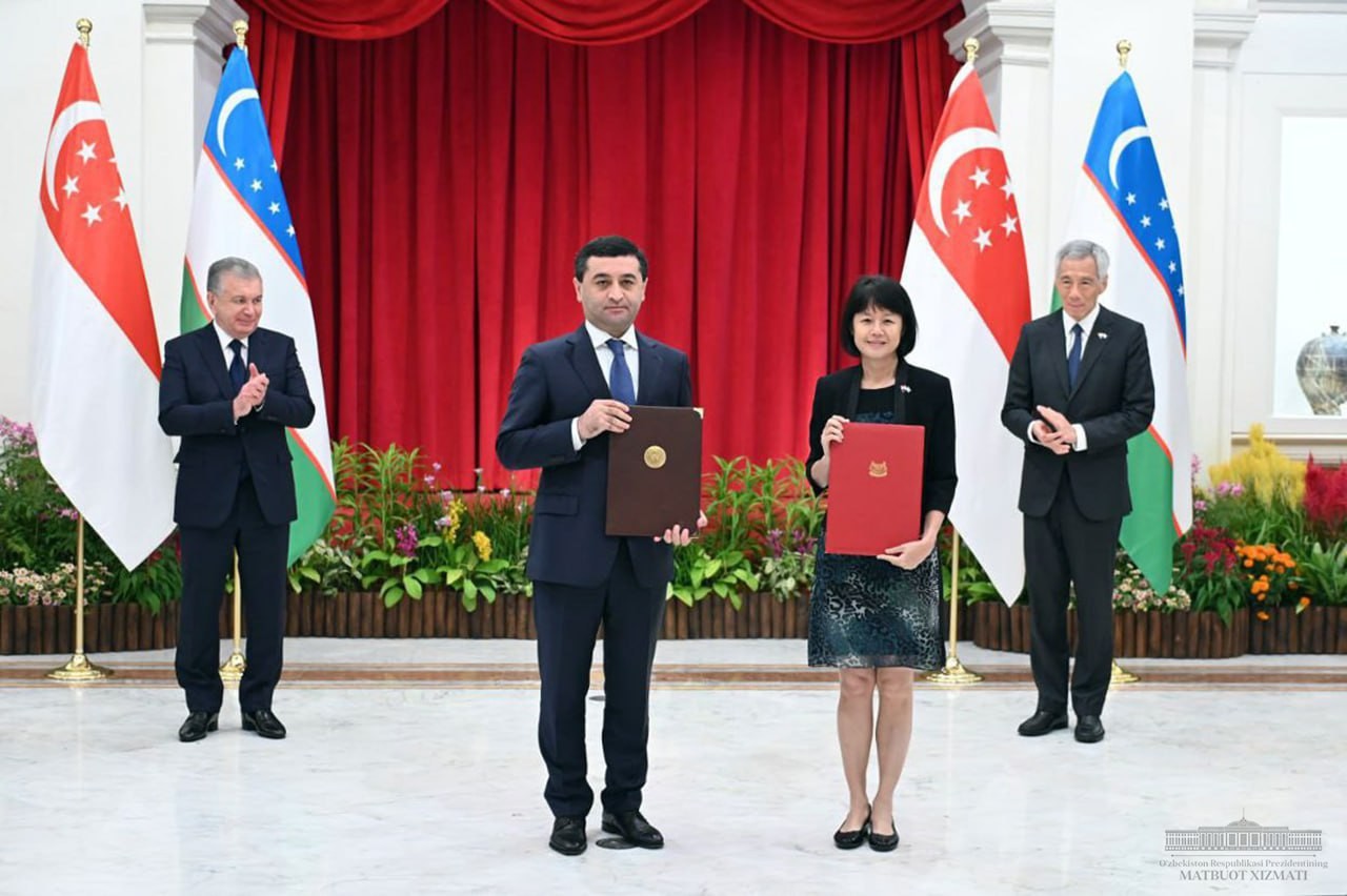 Trong chuyến thăm Singapore ngày 17/1 của Tổng thống Uzbekistan Shavkat Mirziyoyev, hai bên đã ký các thỏa thuận hợp tác kinh tế và thương mại. (Nguồn: KUN)