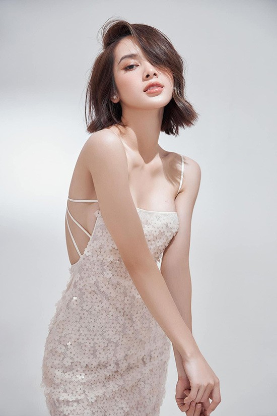 Quỳnh Lương tên Lương Thị Mai Quỳnh, sinh năm 1995, quê Phú Thọ. Cô là mẫu ảnh lookbook có tiếng ở Hà Nội, từng đóng chính nhiều MV triệu view như 'Màu nước mắt' của Nguyễn Trần Trung Quân, 'Nếu ngày ấy' của Soobin Hoàng Sơn, 'Ước có người bên tôi mỗi khi buồn' của Tăng Phúc... Gần đây, cô gây chú ý với một số phim truyền hình như 'Lối nhỏ vào đời', 'Đừng làm mẹ cáu'. Sau Tết Nguyên đán, một phim truyền hình khác của cô là 'Mặt trời mùa đông' sẽ lên sóng.