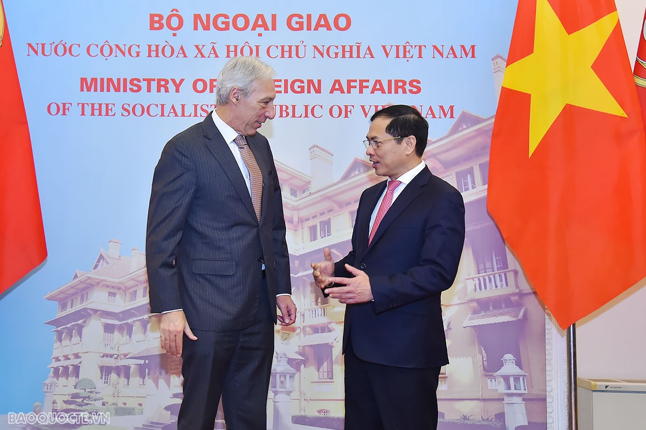 Trong trao đổi, Bộ trưởng Ngoại giao Bùi Thanh Sơn khẳng định, Việt Nam luôn coi trọng duy trì và tăng cường quan hệ hữu nghị với Bồ Đào Nha.