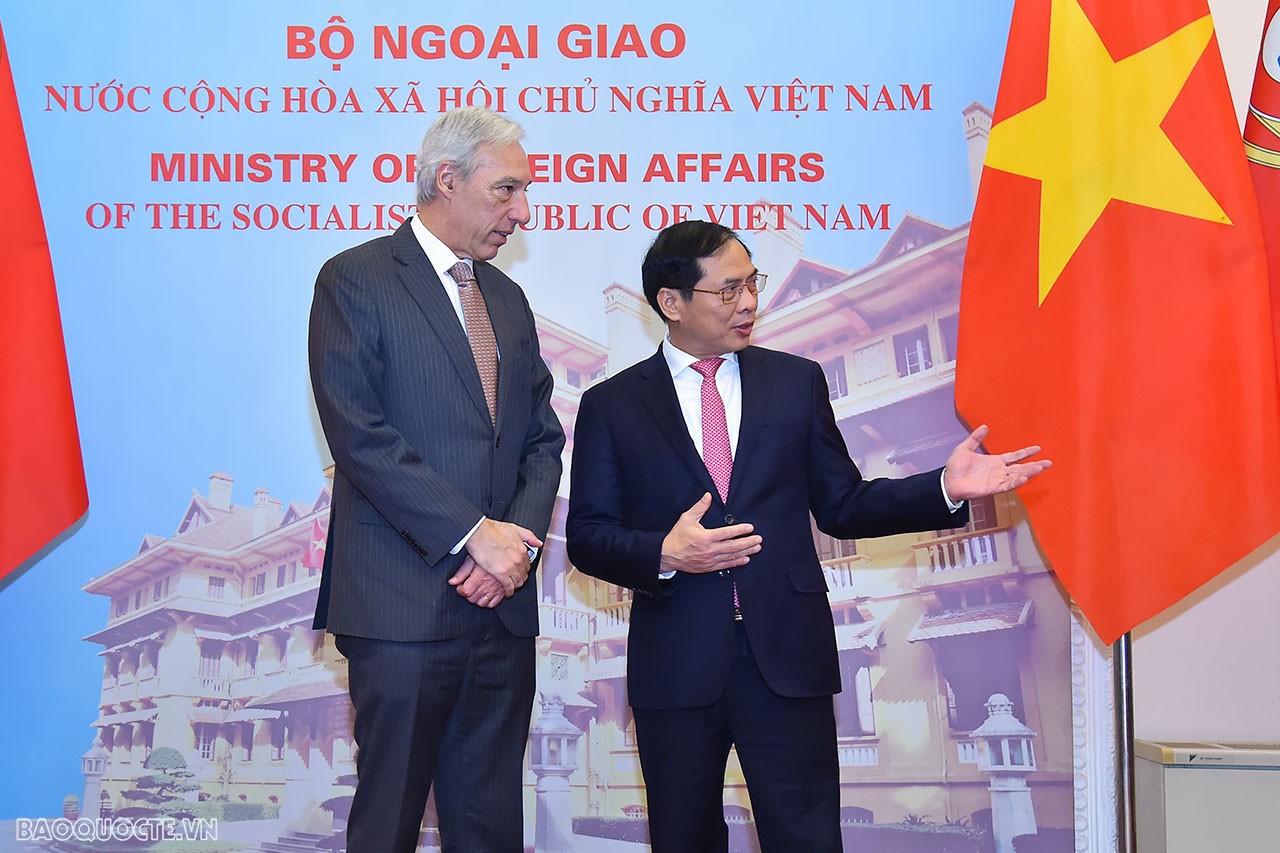 Bộ trưởng mong muốn Bồ Đào Nha quan tâm thúc đẩy quan hệ kinh tế thương mại giữa Việt Nam, Bồ Đào Nha và Liên minh châu Âu EU trên cơ sở tận dụng cơ hội từ triển khai Hiệp định thương mại tự do Việt Nam - EU (EVFTA).