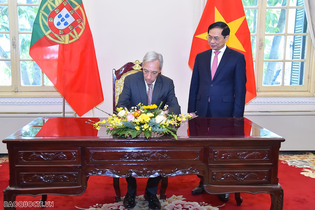 Bộ trưởng cũng đề nghị Quốc hội Bồ Đào Nha xem xét sớm phê chuẩn Hiệp định bảo hộ đầu tư Việt Nam - EU (EVIPA); thúc đẩy EC sớm gỡ bỏ thẻ vàng IUU đối với hàng thủy sản Việt Nam.