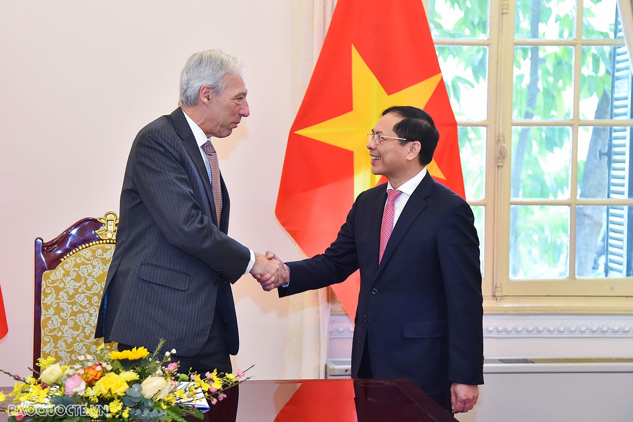 Bộ trưởng Ngoại giao Joao Gomes Cravinho bày tỏ ấn tượng về thành tựu phát triển kinh tế - xã hội của Việt Nam trong thời gian qua; đánh giá vai trò và vị thế ngày càng quan trọng của Việt Nam tại khu vực và trên thế giới.