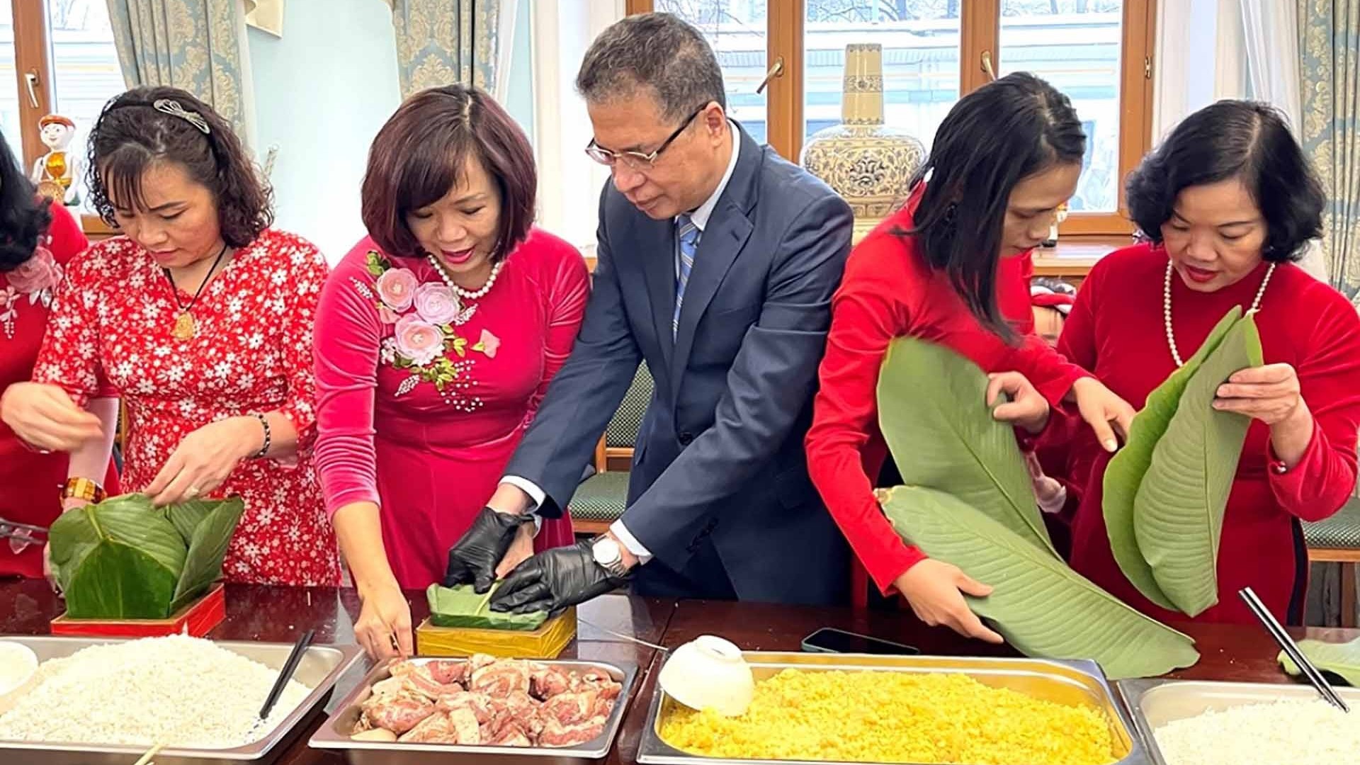 Đại sứ quán Việt Nam tại Liên bang Nga tổ chức gói bánh chưng đón Xuân Quý Mão