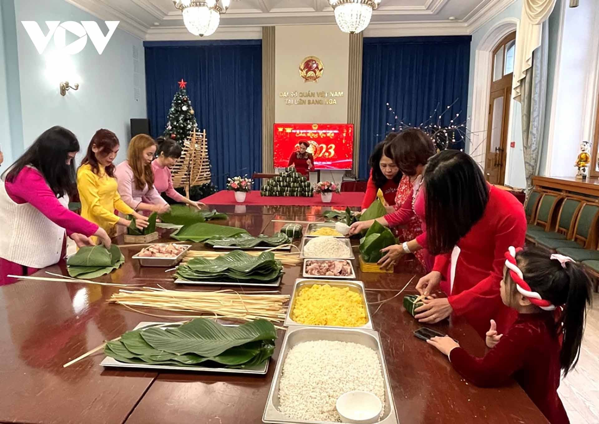 Đại sứ quán Việt Nam tại LB Nga gói bánh chưng đón Tết cổ truyền Quý Mão 2023. (Nguồn: vov.vn)