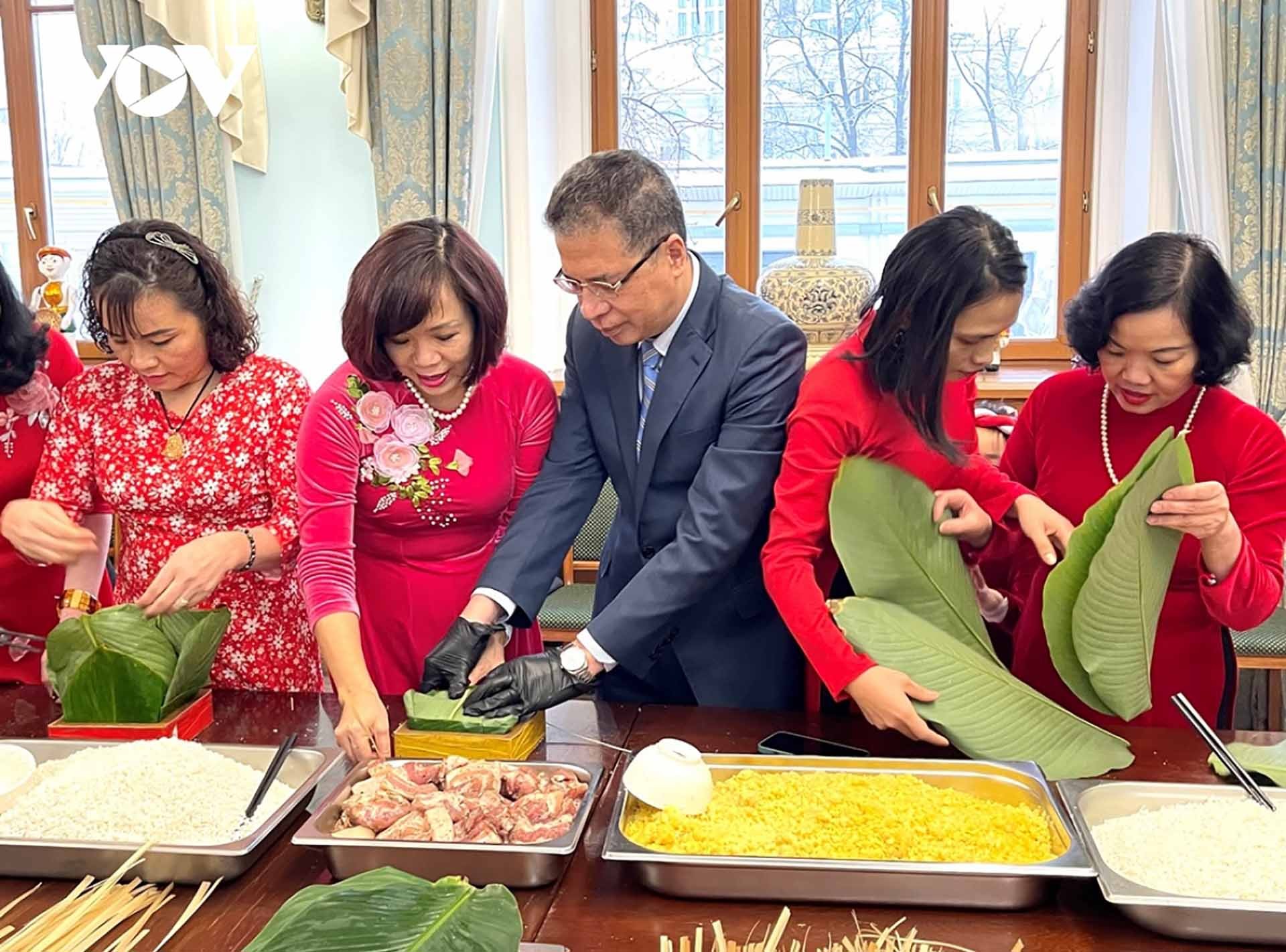 Đại sứ Đặng Minh Khôi và phu nhân tham gia gói bánh chưng. (Nguồn: vov.vn)
