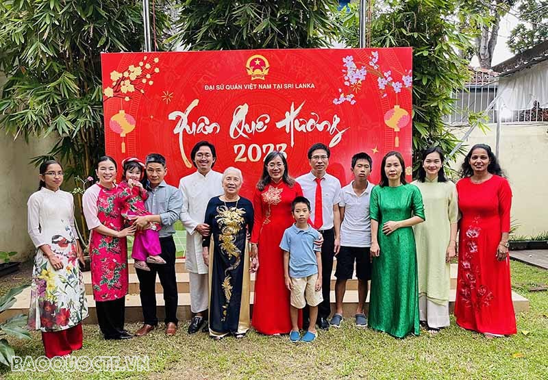 Đại gia đình Đại sứ quán Việt Nam tại Sri Lanka.