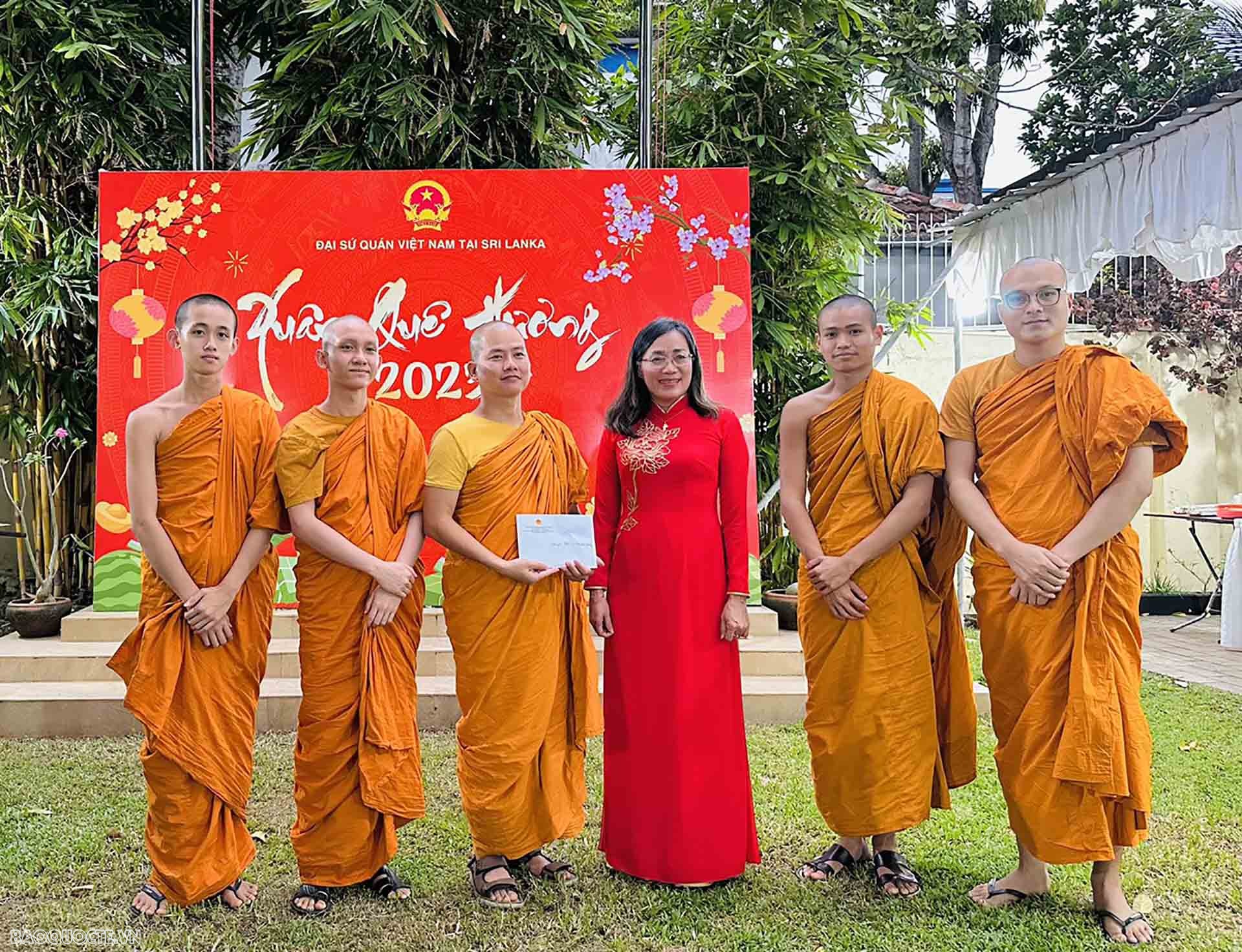 Đại sứ Hồ Thị Thanh Trúc trao tặng quà, tri ân những đóng góp của Thiền viện Trúc Lâm Kandy cho cộng đồng người Việt và người Sri Lanka.