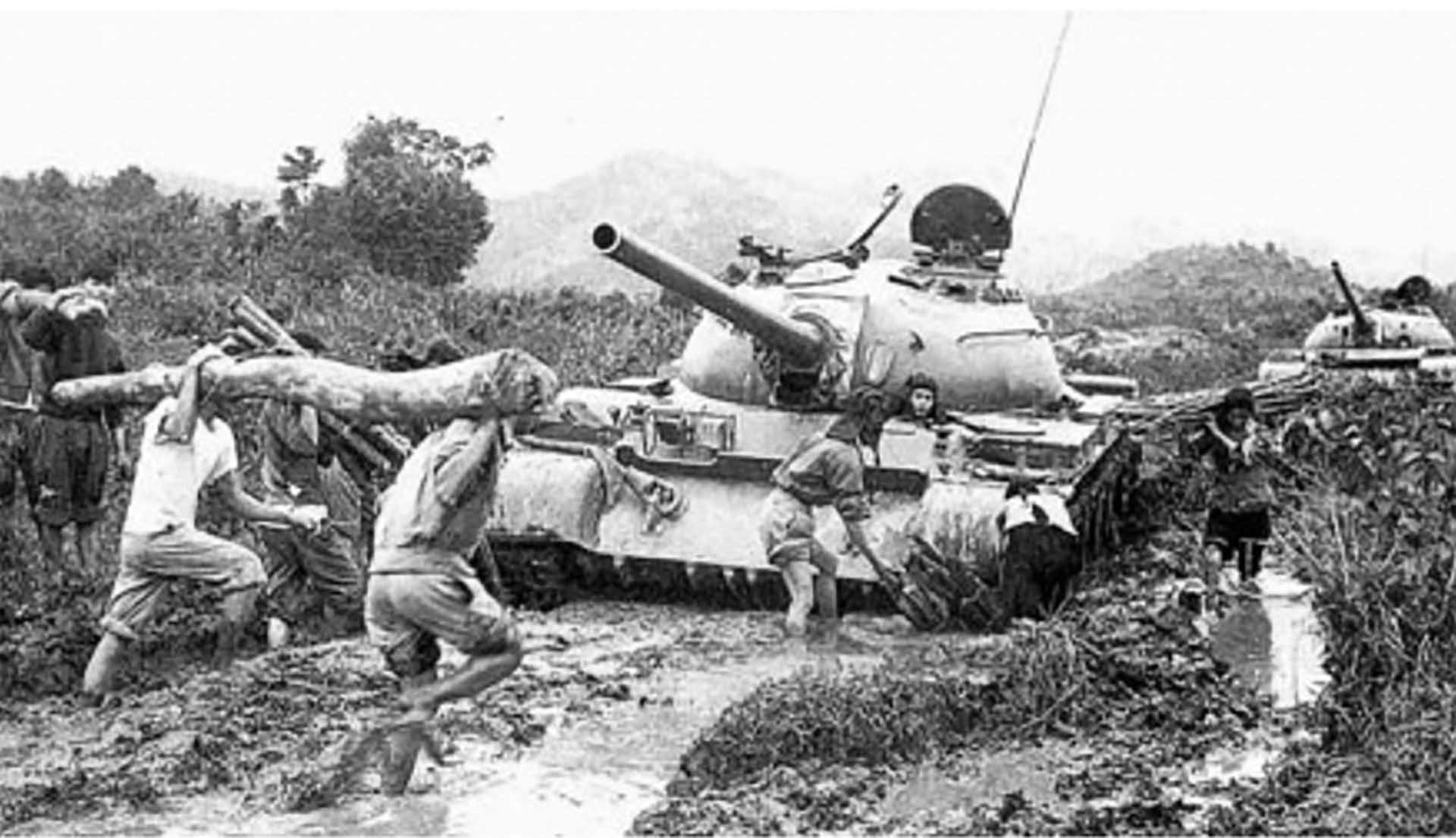 Quân Giải phóng miền Nam đưa xe tăng tham gia Chiến dịch Nguyễn Huệ tại miền Đông Nam Bộ, năm 1972.