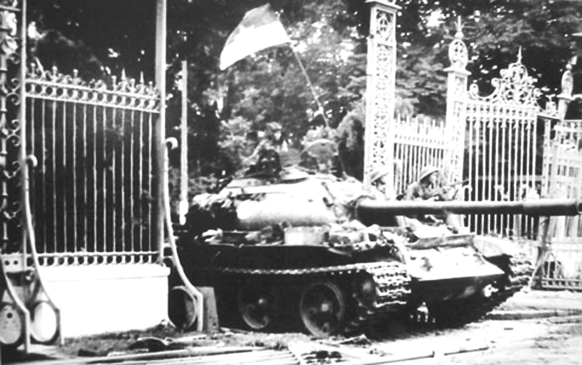 Xe tăng quân giải phóng tiến vào Dinh Độc Lập, trưa ngày 30/04/1975.