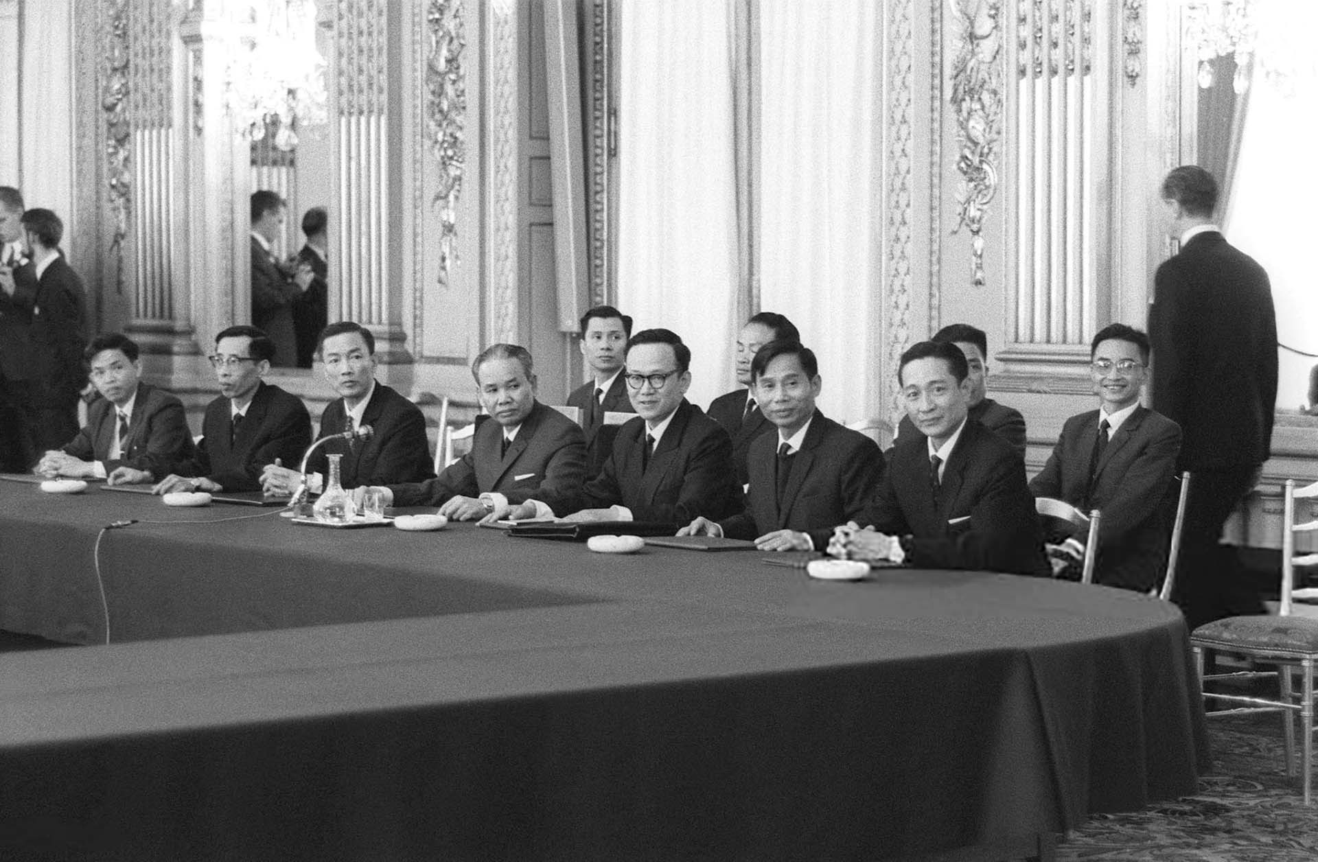 Đoàn đàm phán của VNDCCH tại phiên khai mạc hội nghị Paris, ngày 13/05/1968.