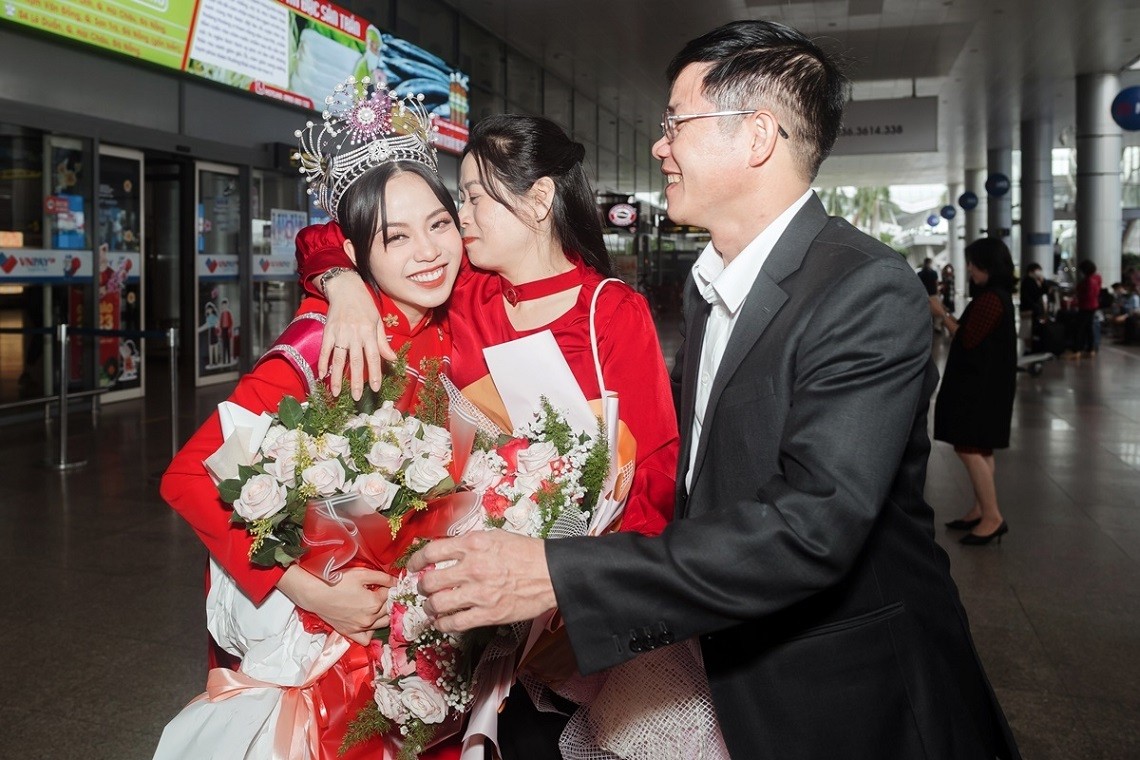 Hoa hậu Thanh Thủy trở về Đà Nẵng cùng gia đình và thực hiện công tác xã hội tại địa phương