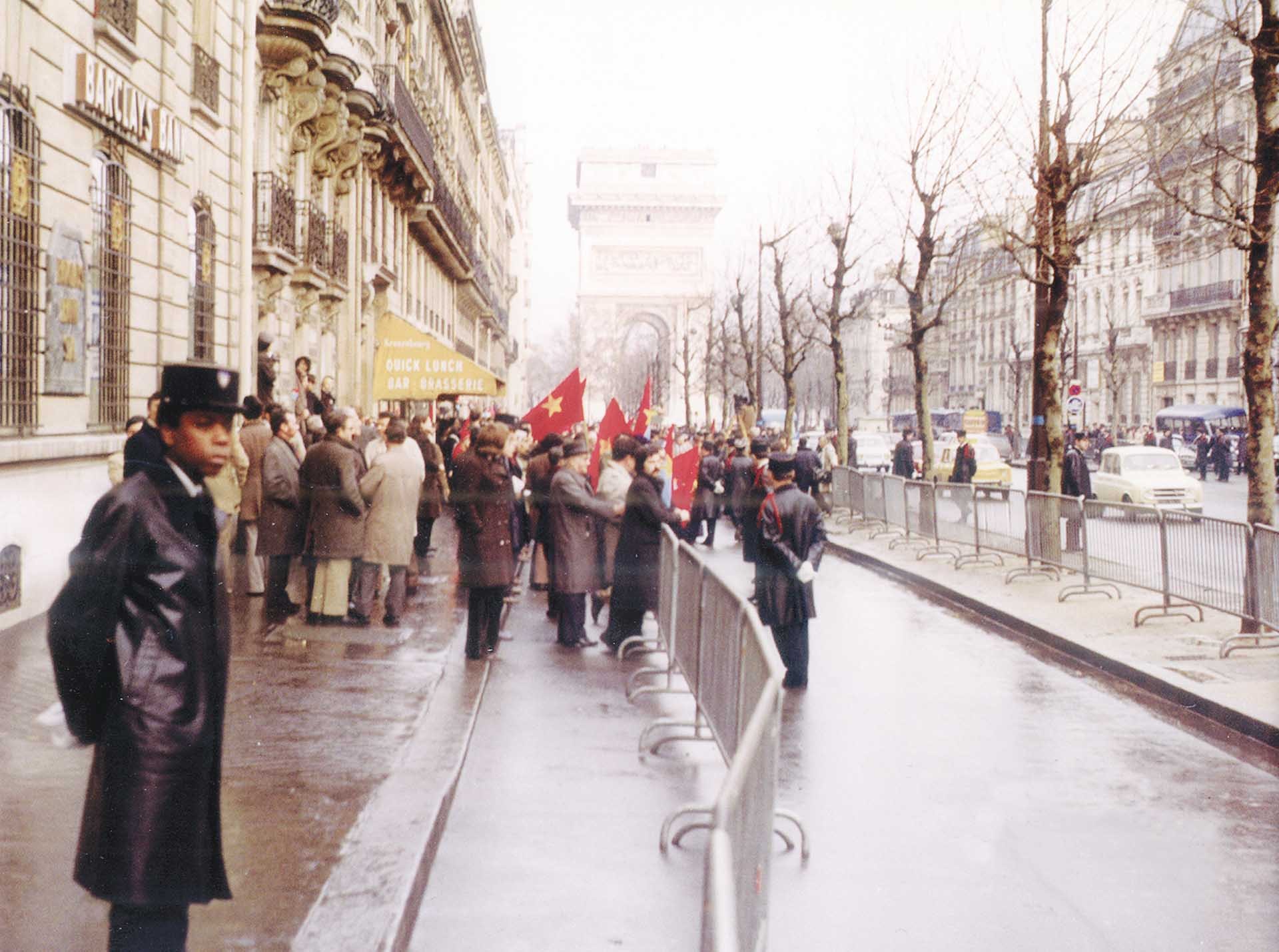 Quang cảnh trước Trung tâm Hội nghị Quốc tế ngày ký Hiệp định Paris, ngày 27/01/1973.