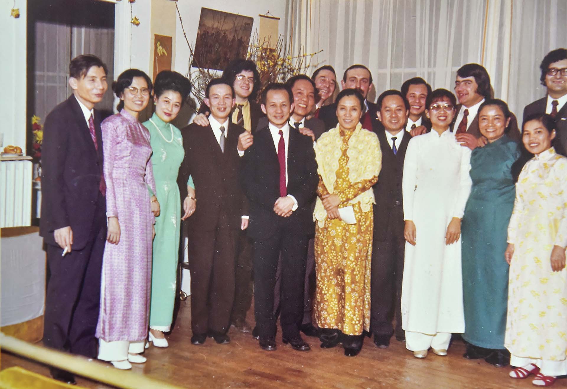 Thành viên đoàn Chính phủ Cách mạng Lâm thời Cộng hòa miền Nam Việt Nam và cộng tác viên Pháp, Việt kiều nhân dịp Tết Quý Sửu ở Verrières-Le-Buisson, ngày 06/02/1973.  Ông Trương Xuân Thâm đứng ngoài cùng bên trái.