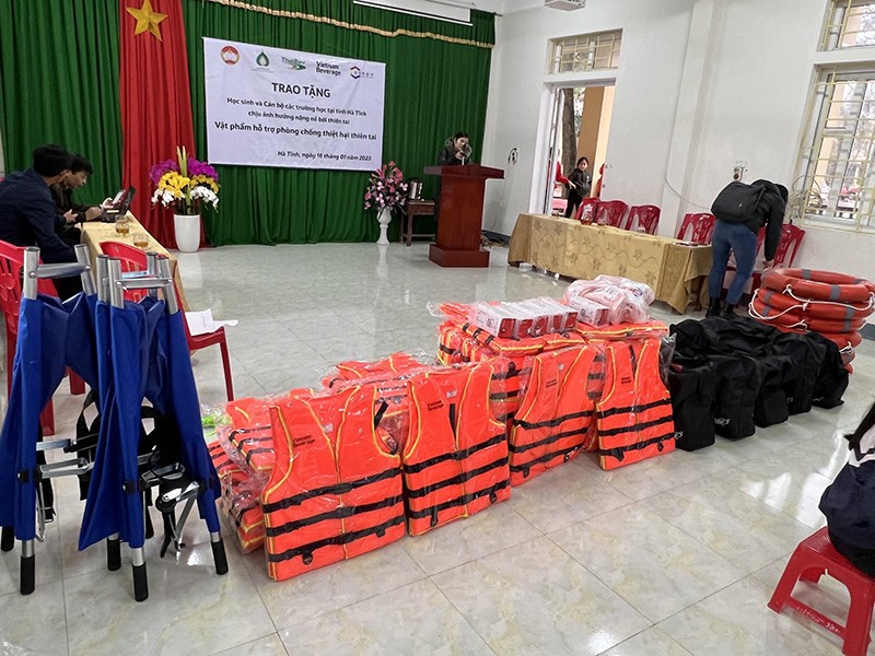 Vietnam Beverage và C asean trao vật phẩm hỗ trợ phòng chống thiệt hại thiên tai cho các trường học tại miền Trung