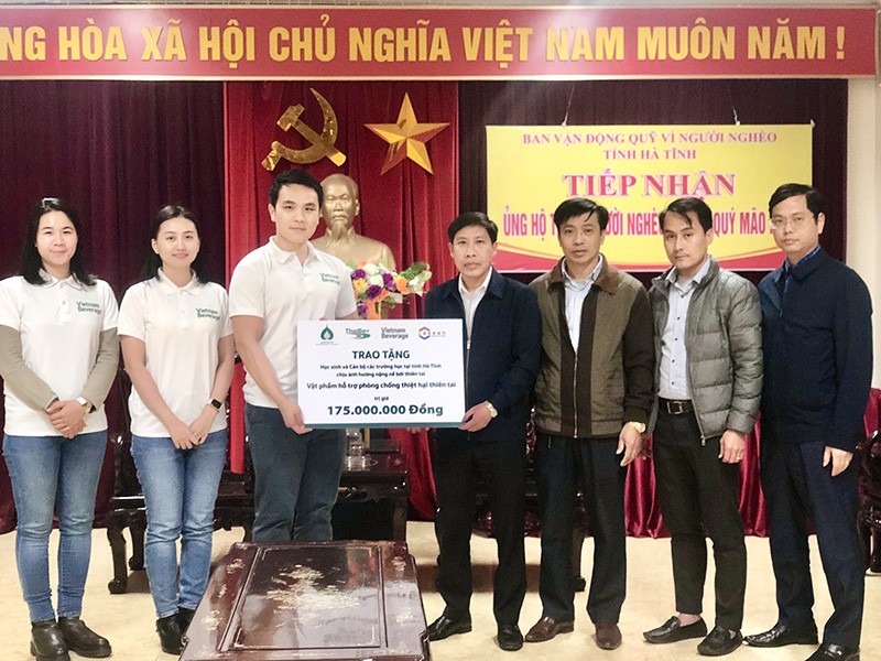 Vietnam Beverage và C asean trao vật phẩm hỗ trợ phòng chống thiệt hại thiên tai cho các trường học tại miền Trung