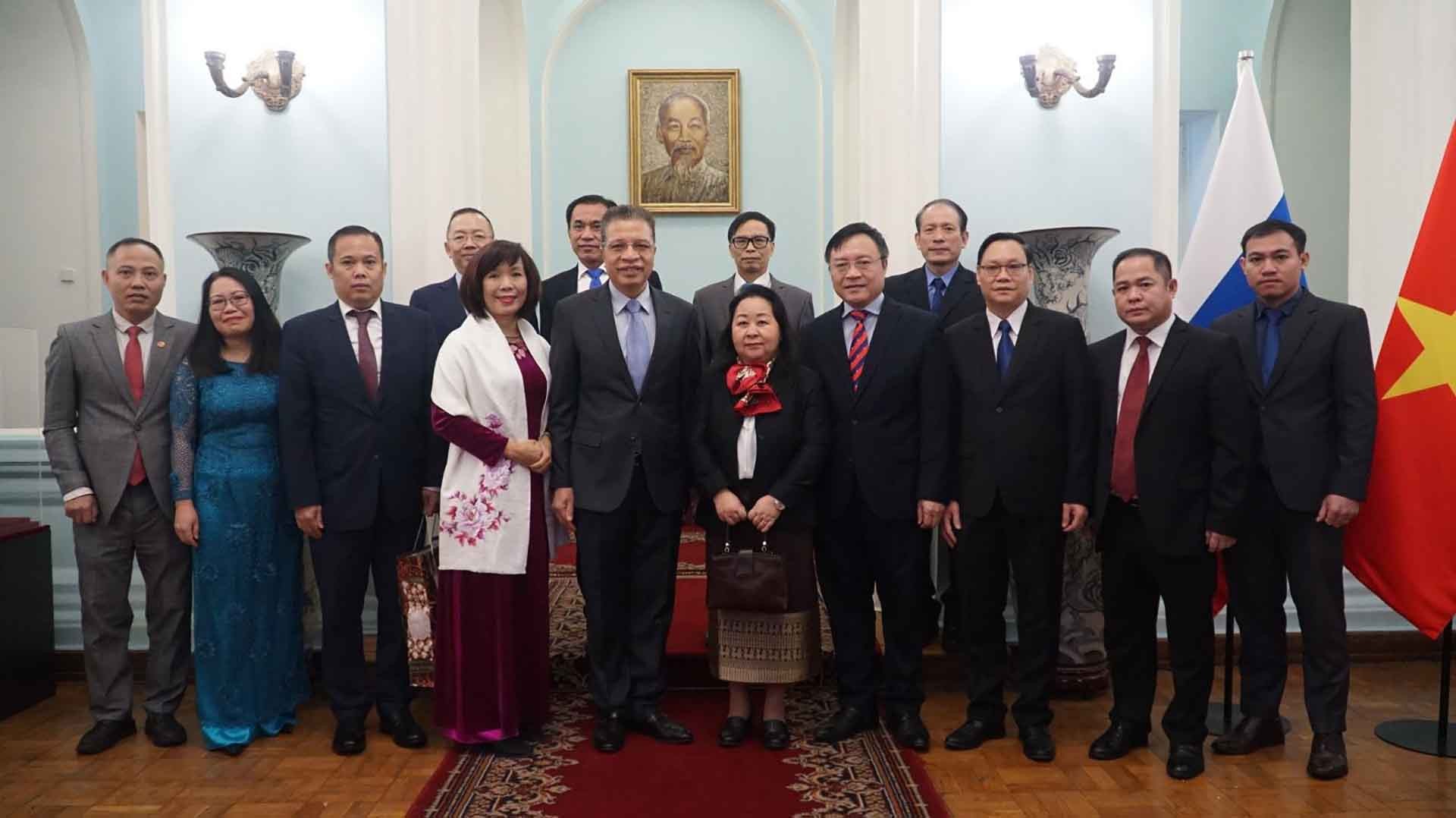 Đại sứ cùng các cán bộ, nhân viên Đại sứ quán Lào và Việt Nam tại LB Nga chụp ảnh lưu niệm. (Nguồn: TTXVN)