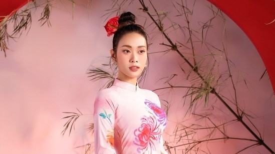 Hoa hậu Ban Mai dịu dàng tỏa sáng với áo dài họa tiết cây tre và hoa cúc