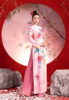 Hoa hậu Ban Mai dịu dàng tỏa sáng với áo dài họa tiết cây tre và hoa cúc