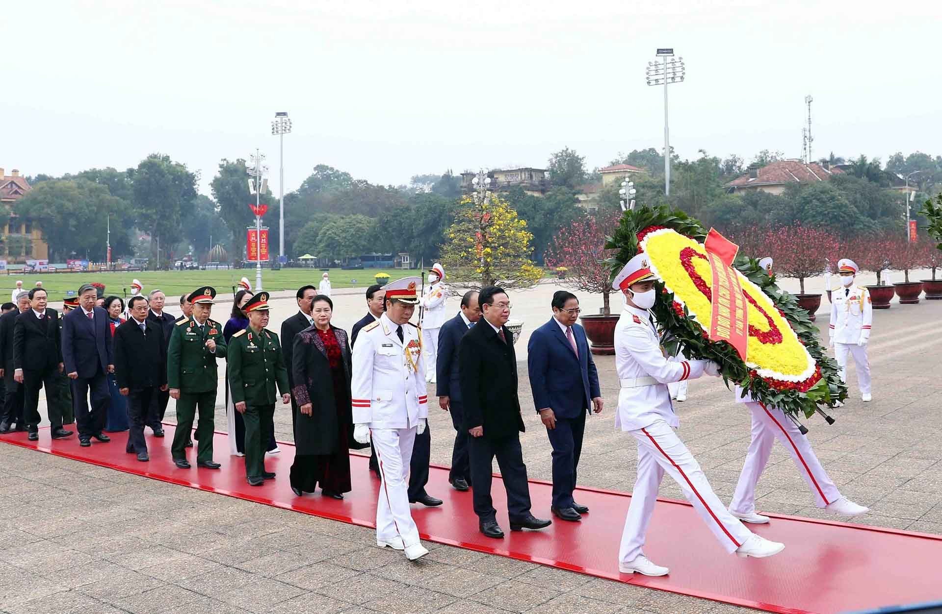 Các lãnh đạo, nguyên lãnh đạo Đảng, Nhà nước, Mặt trận Tổ quốc Việt Nam vào Lăng viếng Chủ tịch Hồ Chí Minh. (Nguồn: TTXVN)