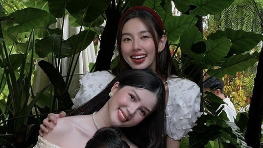 Hoa hậu Thùy Tiên và nhóm bạn mỹ nhân chụp hình đón Xuân sang