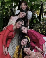Hoa hậu Thùy Tiên và nhóm bạn mỹ nhân chụp hình đón Xuân sang