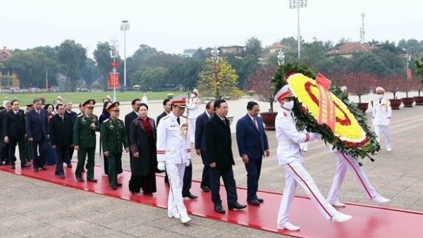 Leaders pay tribute to President Ho Chi Minh on Tet occasion