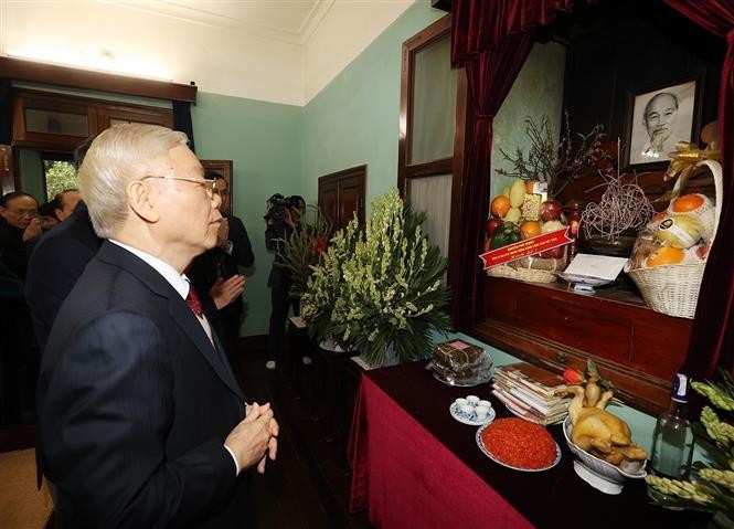 Party leader offers incense in commemoration of late President Ho Chi Minh