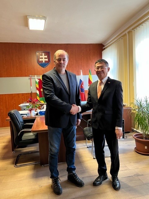 Đại sứ Nguyễn Tuấn thăm lại nơi lưu giữ bút tích của Chủ tịch Hồ Chí Minh tại Slovakia