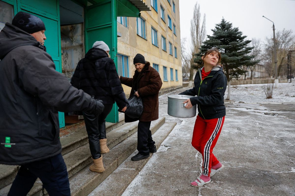 Người dân chạy trốn khỏi Soladar đang sống tại các nhà tạm ở Donetsk, Ukraine. (Nguồn: Reuters)