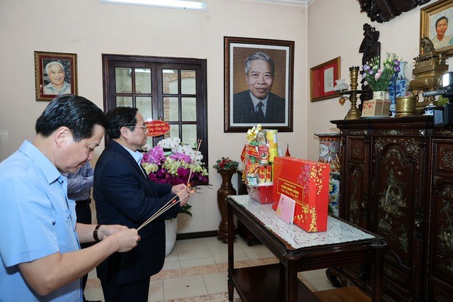 Thủ tướng Phạm Minh Chính và Phó Thủ tướng Lê Minh Khái dâng hương tưởng nhớ cố Chủ tịch Hội đồng Bộ trưởng Phạm Hùng.