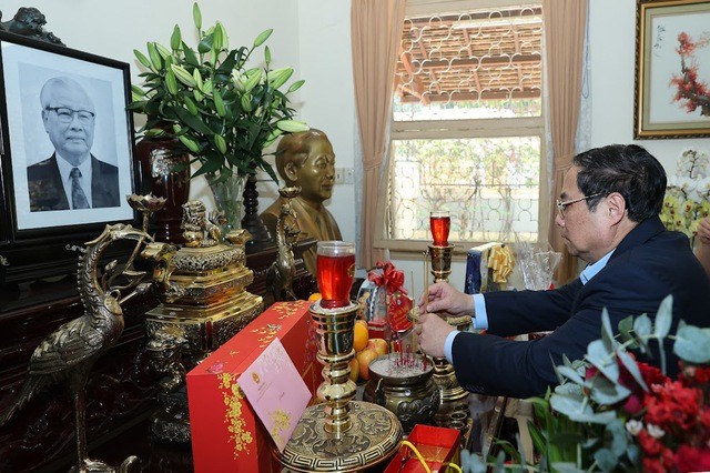 Thủ tướng dâng hương tướng nhớ đồng chí Võ Văn Kiệt. (Nguồn: VGP News)