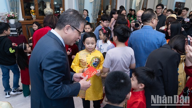 Đại sứ Đặng Minh Khôi và phu nhân mừng tuổi cho các cháu nhỏ.
