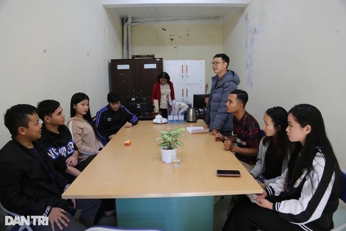 Các thầy cô giáo dặn dò, giới thiệu để sinh viên người Lào hiểu thêm về phong tục, tập quán, văn hóa Tết của người Việt Nam.