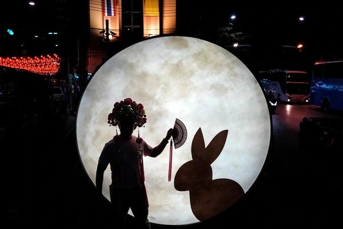 Một người tạo dáng bên tác phẩm nghệ thuật ánh sáng trước thềm Tết Nguyên đán ở khu China Town tại Bangkok, Thái Lan. Năm nay, người Trung Quốc đón Tết Âm lịch với con giáp là thỏ (Ảnh: Reuters)
