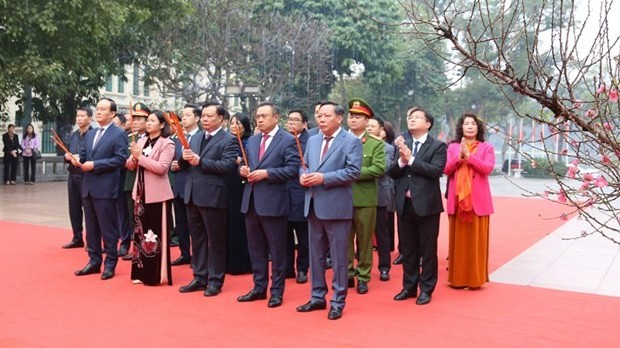 Hanoi officials pay tribute to ancestors ahead of Lunar New Year