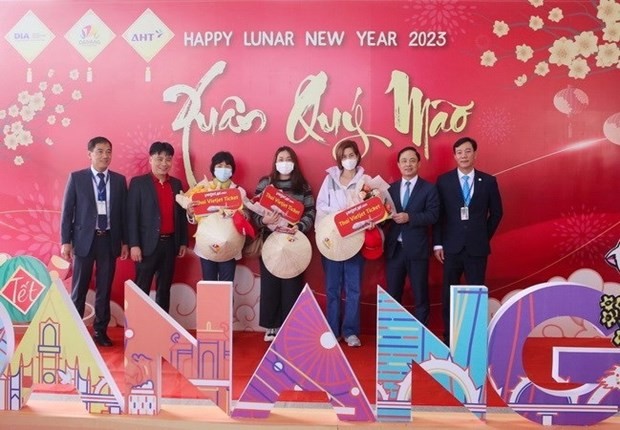 The first group of foreign tourists to Da Nang city are presented with flowers and gifts upon arrival at Da Nang International Airport on January 22. (Source: VNA)