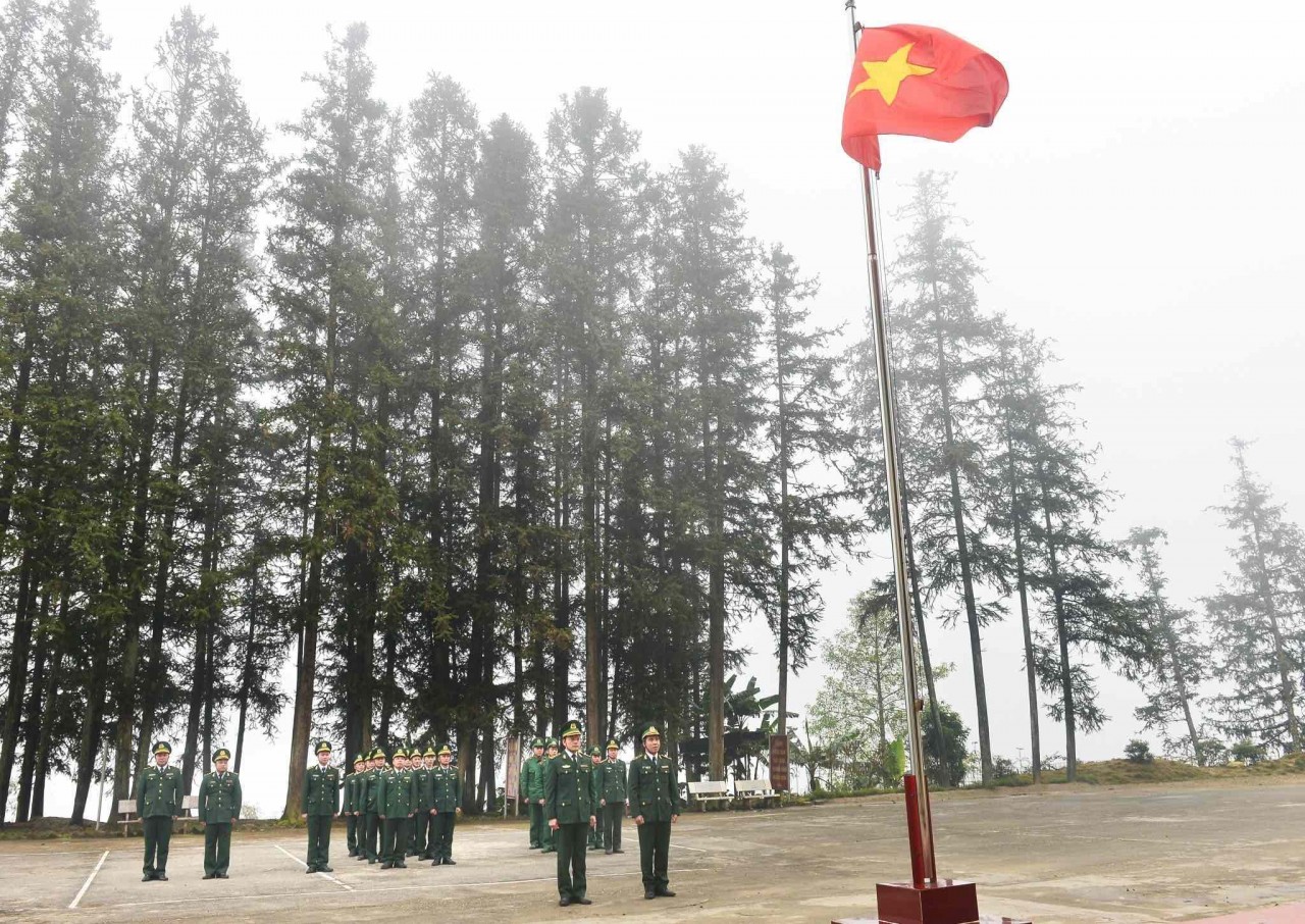 Cán bộ, chiến sĩ Đồn Biên phòng Thàng Tín thực hiện nghi thức chào cờ sáng mùng 1 Tết. Ảnh: Nam Thái - TTXVN