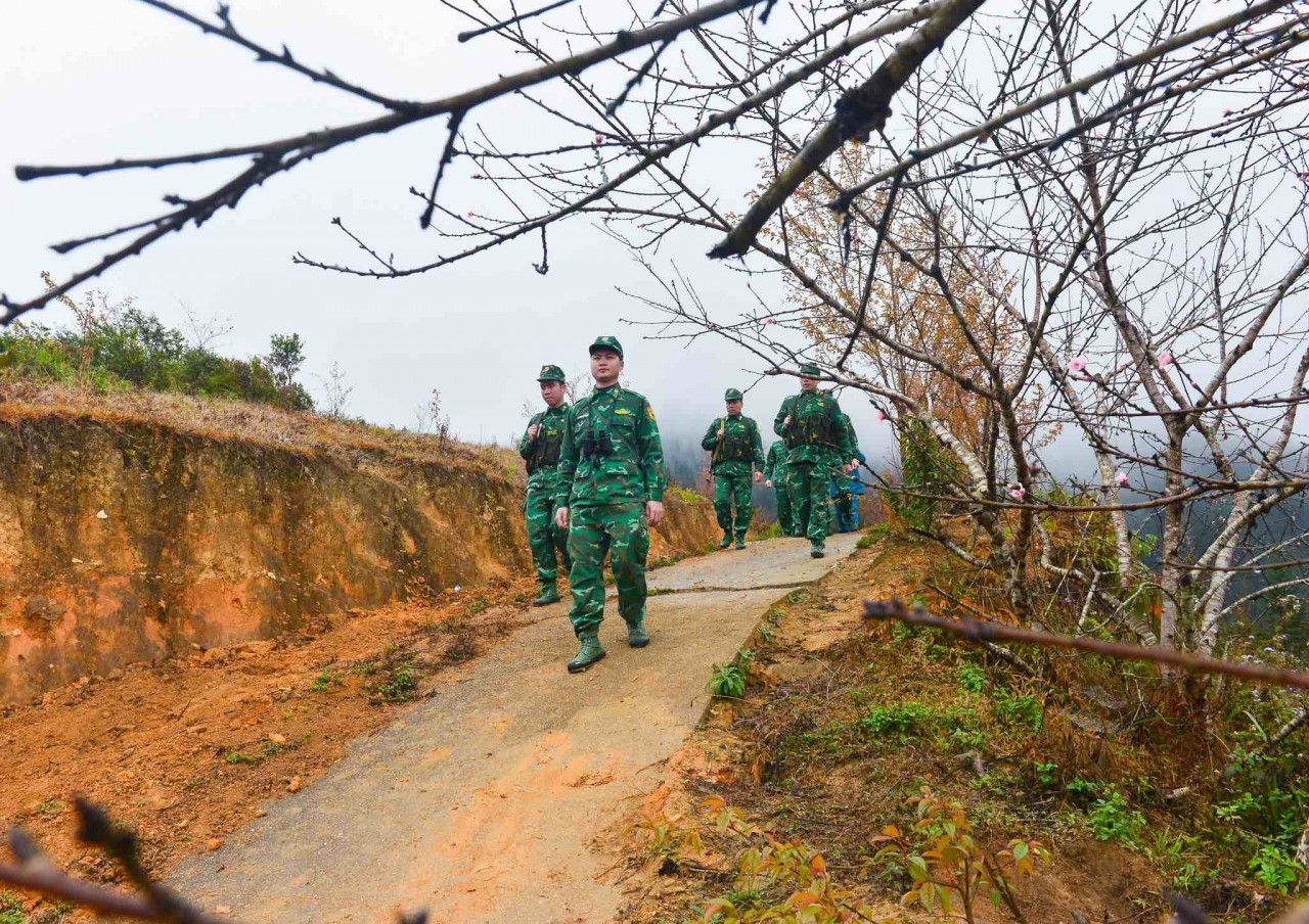 Cán bộ, chiến sĩ Đồn Biên phòng Thàng Tín thực hiện chuyến tuần tra, kiểm soát biên giới vào chiều 30 Tết. Ảnh: Nam Thái - TTXVN