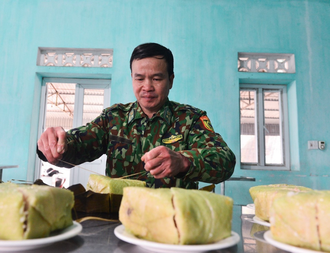 Cán bộ, chiến sĩ Đồn Biên phòng Thàng Tín chuẩn bị bánh chưng cho bữa cơm tất niên. Ảnh: Nam Thái - TTXVN