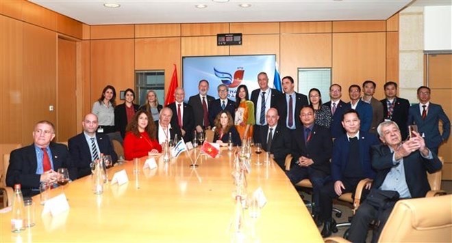 (01.23) Participants in the establishment ceremony for the Israel - Vietnam Friendship Association pose for a group photo. (Photo: VNA)