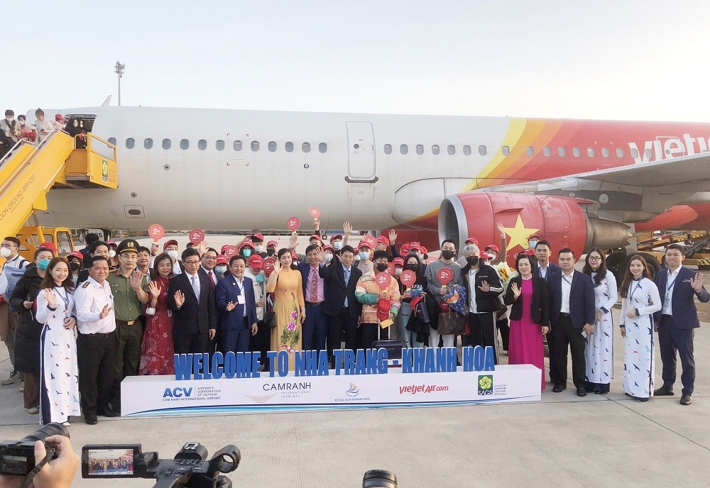 (01.23) Passengers from the first commercial flights between China and Vietnam received banquet and a welcome ceremony from the airport and tourism officials. (Photo: VNA)