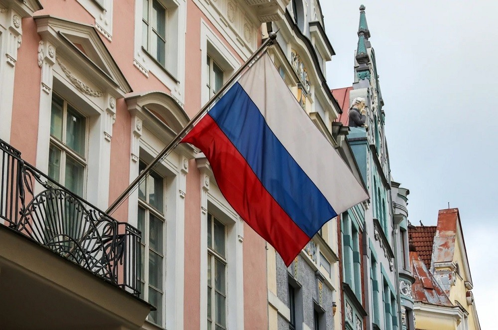 (01.23) Cờ Nga treo trên tòa nhà Đại sứ quán nước này tại thủ đô Tallinn, Estonia. (Nguồn: Getty Images/TASS)