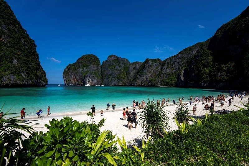 Thái Lan vượt mục tiêu đón 10 triệu lượt khách nước ngoài năm 2022. Hình ảnh bãi biển ở Vịnh Maya. (Nguồn: Reuters)