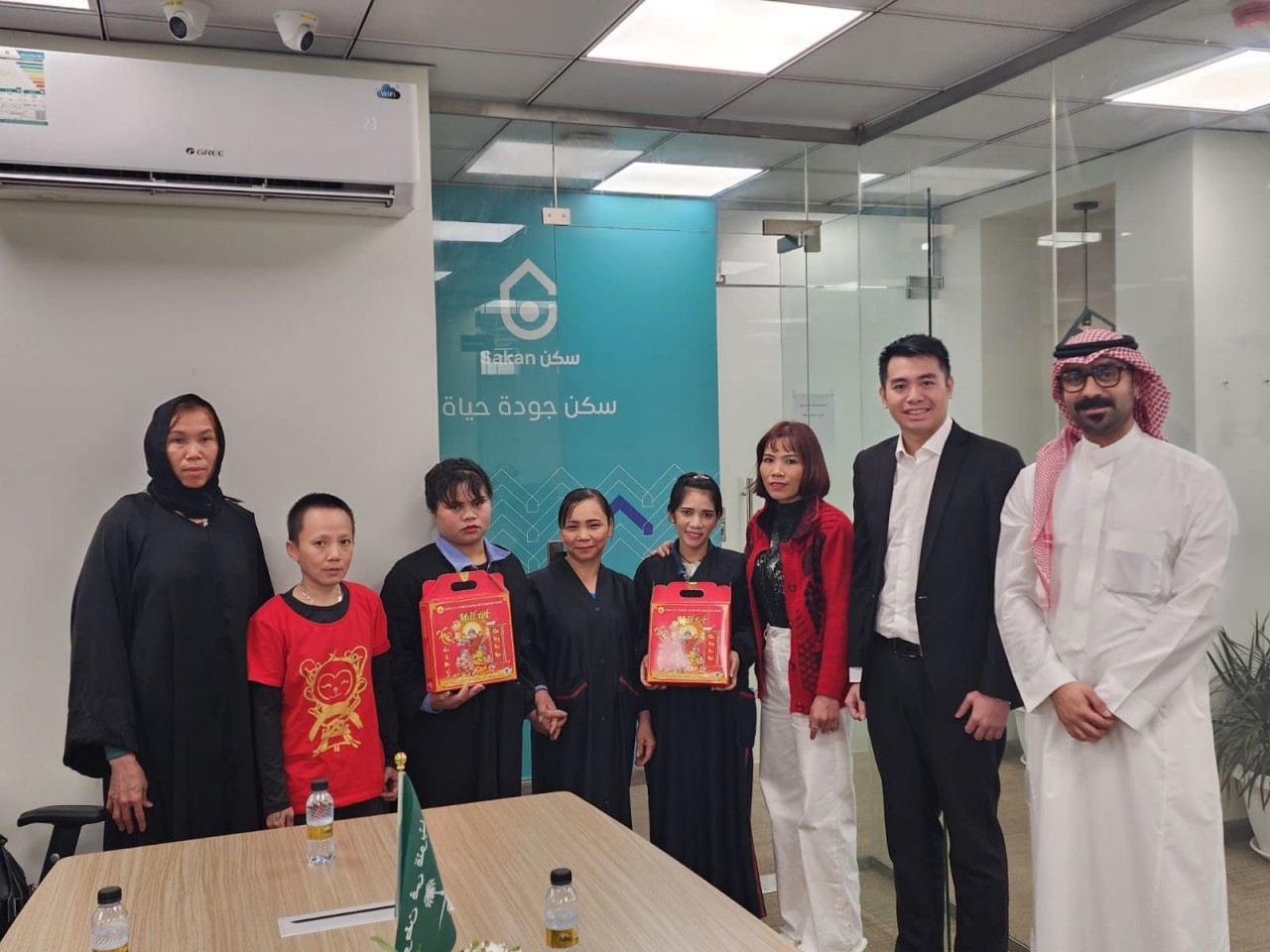 Đại diện Đại sứ quán Việt Nam tại Saudi Arabia thăm và tặng quà các chị em tại Trung tâm bảo trợ xã hội.