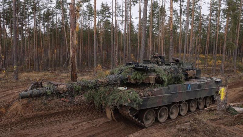Hungary khẳng định trừng phạt Nga gây hại cho EU nhiều hơn, Ba Lan 'hóng' Đức gửi xe tăng Leopard tới Ukraine