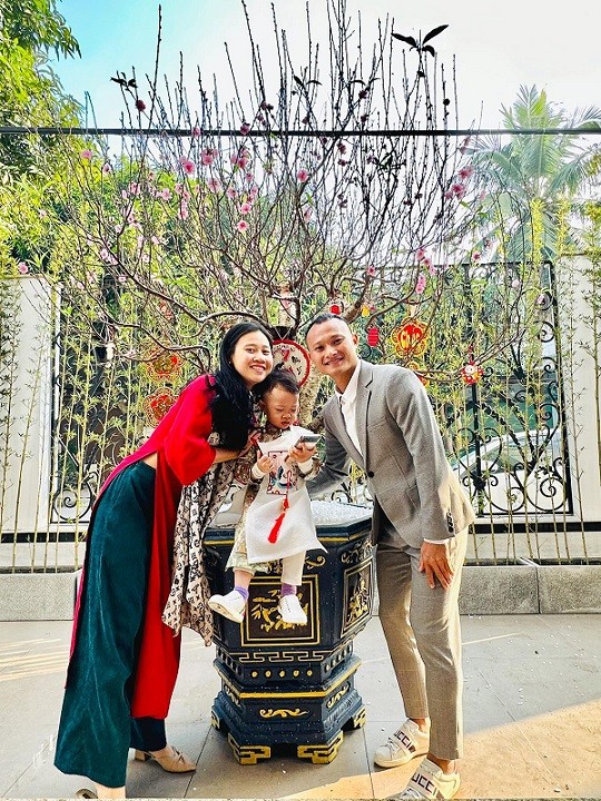 Tiền vệ Trọng Hoàng vui Tết cùng vợ và con trai ở quê nhà Nghệ An.